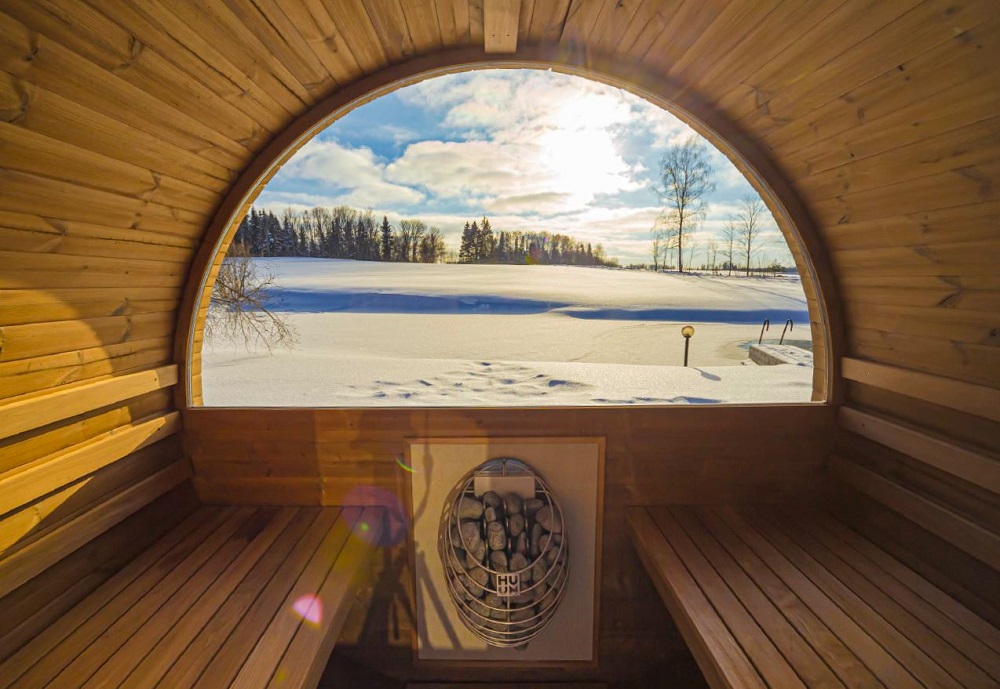 sauna su apvaliu langu, pirties namelis